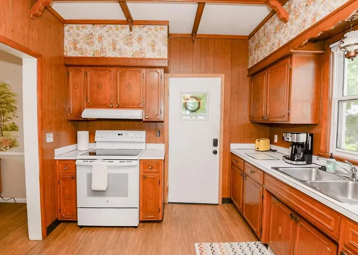Unique Two Story With A Vintage Flare Holiday home Fargo